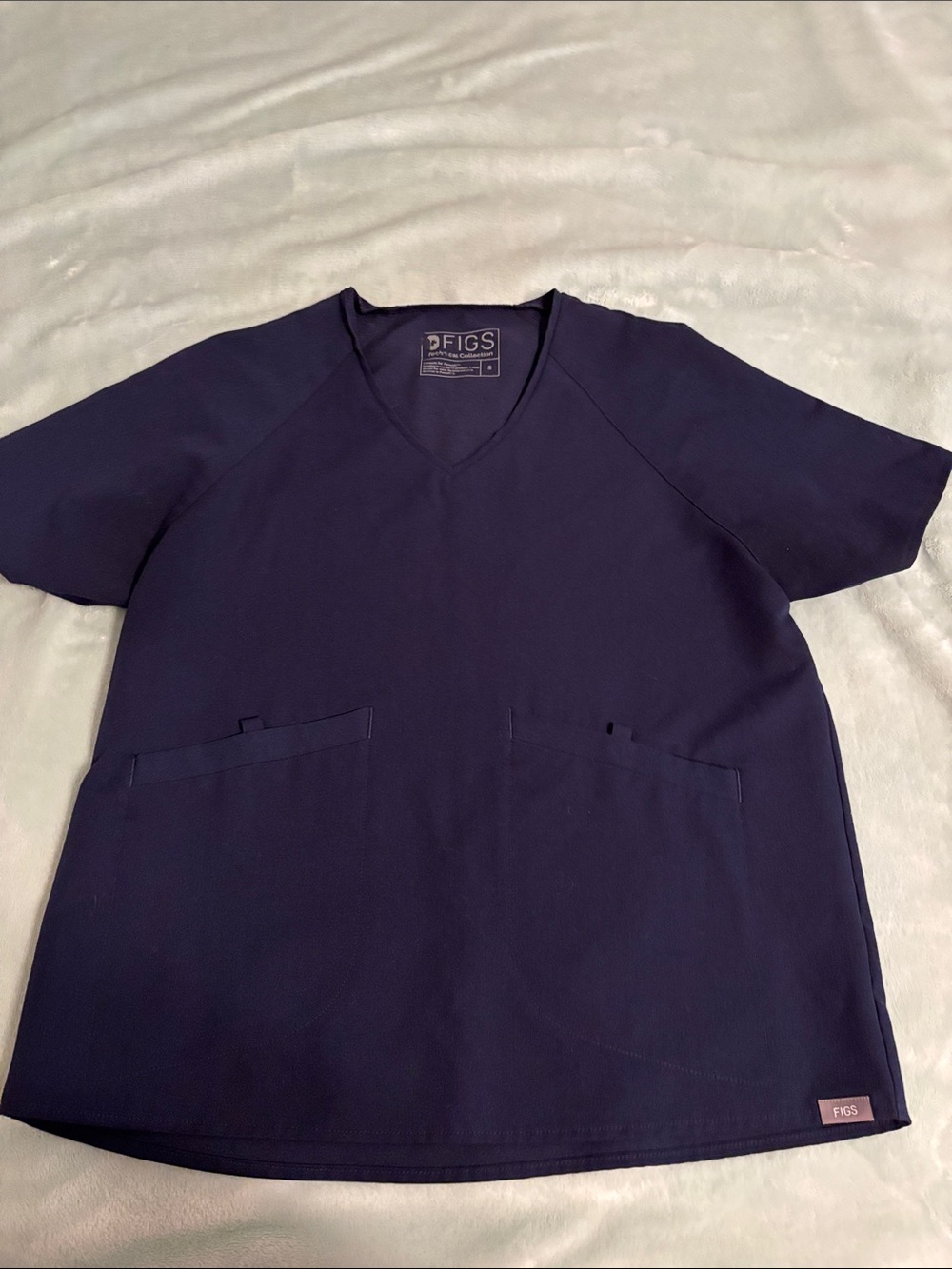 Figs Men's Short Sleeve V-Neck Top in Navy